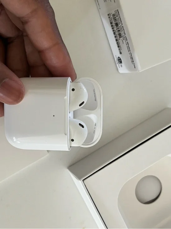 Apple White Wireless Earbuds with Charging Case